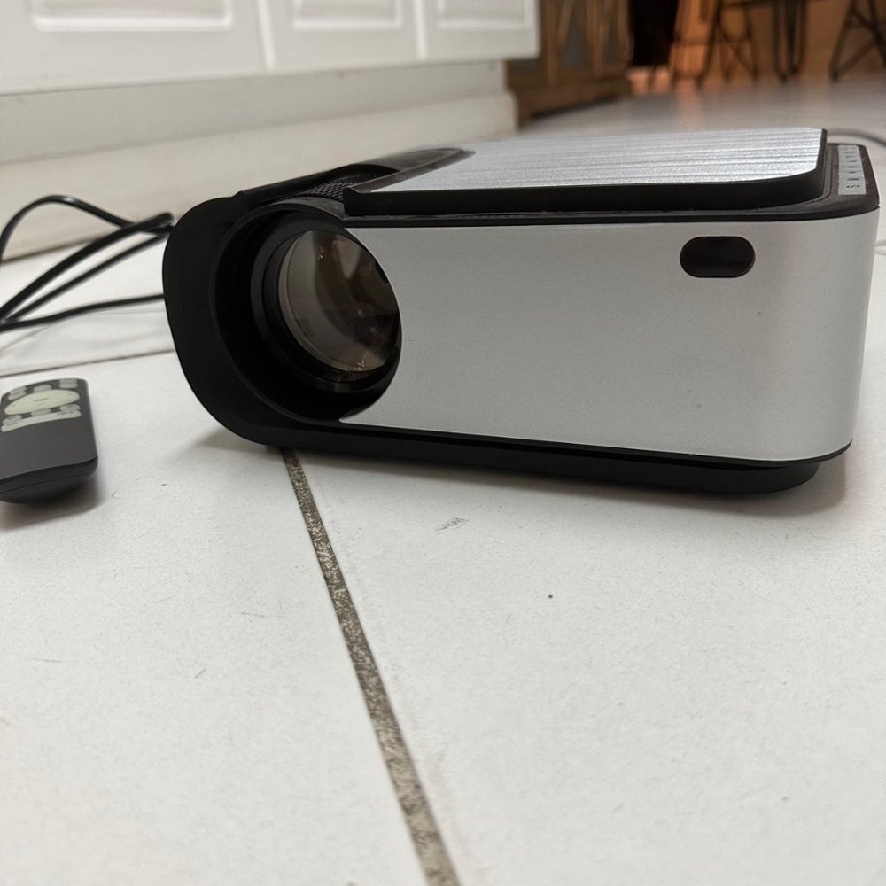 4600 Lumen Mini Projector - Picture 3 of 8